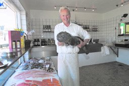 Den tidligere forpagter af Golfcafen, Ole Frandsen, har bnet fiskeforretningen Fisken p Grenaa Havn. Her ses han i selskab med noget af en havkat