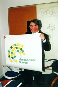 I 1999 prsenterede den davrende formand Holger Brodersen sammen med sin bestyrelse det nye logo for handelsstandsfusionen mellem Grenaa Handelsstandsforening og Grenaa Cityforening. Den 125 r gamle handelsforening i Grenaa lyder nu navnet Handelscenter Grenaa