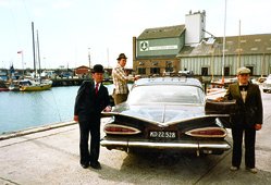 t af de arrangementer i handelsstandsforeningen, der skabte speciel stor opmrksomhed var nok en dag med det originale kretj fra Olsen-Banden-filmene. Egon, Benny og Kjeld var dog ikke den gte vare, men tre lokale amatrteaterskuespillere, hvoraf en ungdommelig Sven-Erik Schmidt (Svenne) legede Benny for en dag