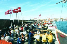 På lørdag den 7. juli er der påny »Fiskedag« på Grenaa Fiskerihavn. Dette billede er taget i forbindelse med sidste års særdeles velbesøgte og solbeskinnede fiskedags-arrangement