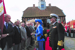 dronning-hilser-4-fv.jpg (17439 bytes)