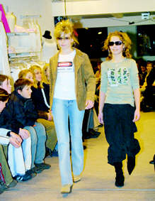 2-modeshow-4-fv.jpg (17904 bytes)