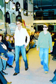 4-modeshow-4-fv.jpg (18528 bytes)