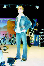 2-olrik-modeshow-4-fv.jpg (18121 bytes)