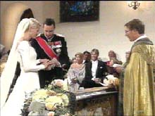 Mette Marit modtager vielsesringen fra Kronprins Haakon Magnus. T.h. biskob Gunnar Staalset..JPG (16071 bytes)