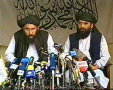 01nov_Taleban_USfanger_400.jpg (32811 bytes)