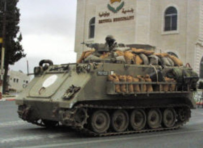 04dec_Israel_granater_400.jpg (30159 bytes)