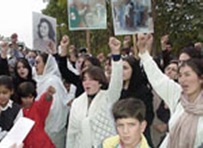 21dec_kvinderevo_rawa_400.jpg (18446 bytes)